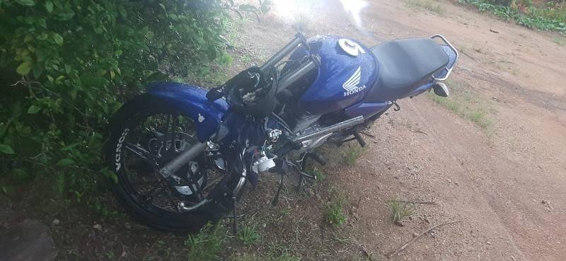 Queda de moto deixa duas pessoas feridas em Treze de Maio — foto 1