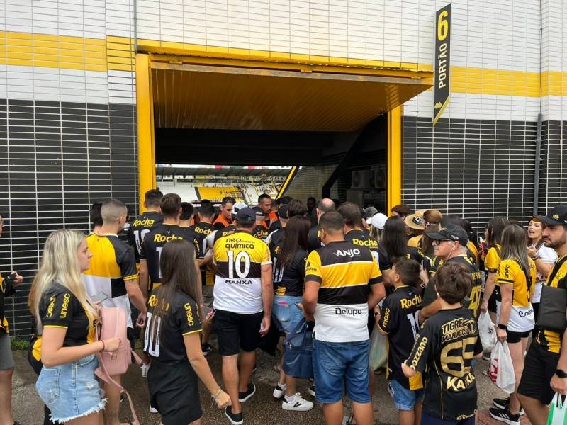 Portões abertos e filas extensas de torcedores no estádio Heriberto Hülse — foto 2