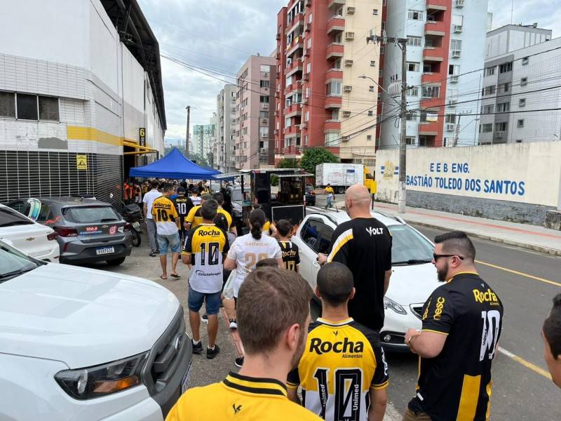 Portões abertos e filas extensas de torcedores no estádio Heriberto Hülse — foto 3