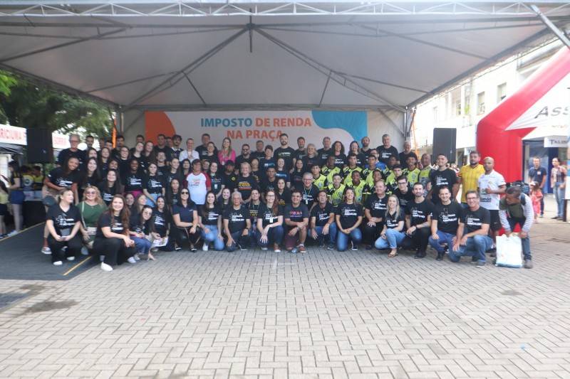 Imposto de Renda na Praça mobilizou dezenas de pessoas nesse fim de semana — foto 1