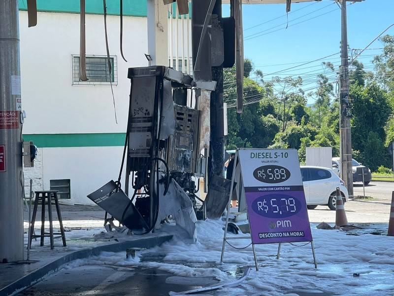 Bomba de combustível pega fogo no bairro Vila Zuleima, em Criciúma — foto 1