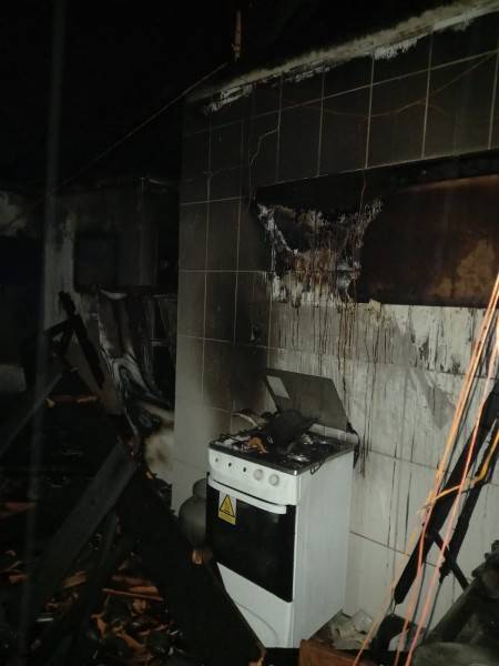 Residência é destruída por incêndio em Balneário Gaivota — foto 2