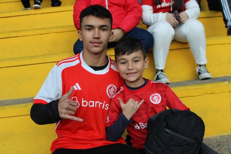 Colorados comparecem ao Majestoso e lotam espaço reservado para torcida adversária — foto 19