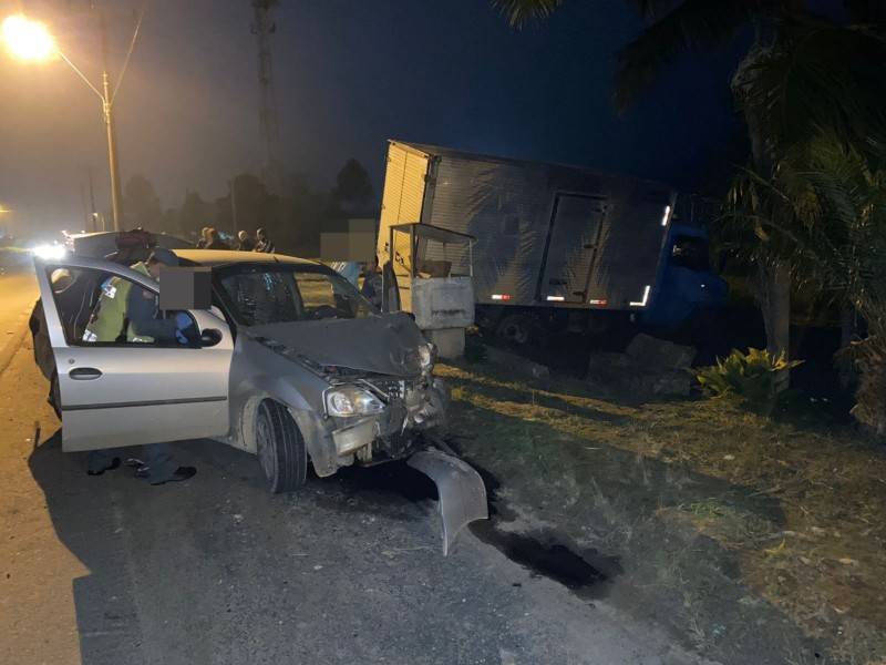 Caminhão e três carros se envolvem em acidente na rodovia Genésio Mazon — foto 1