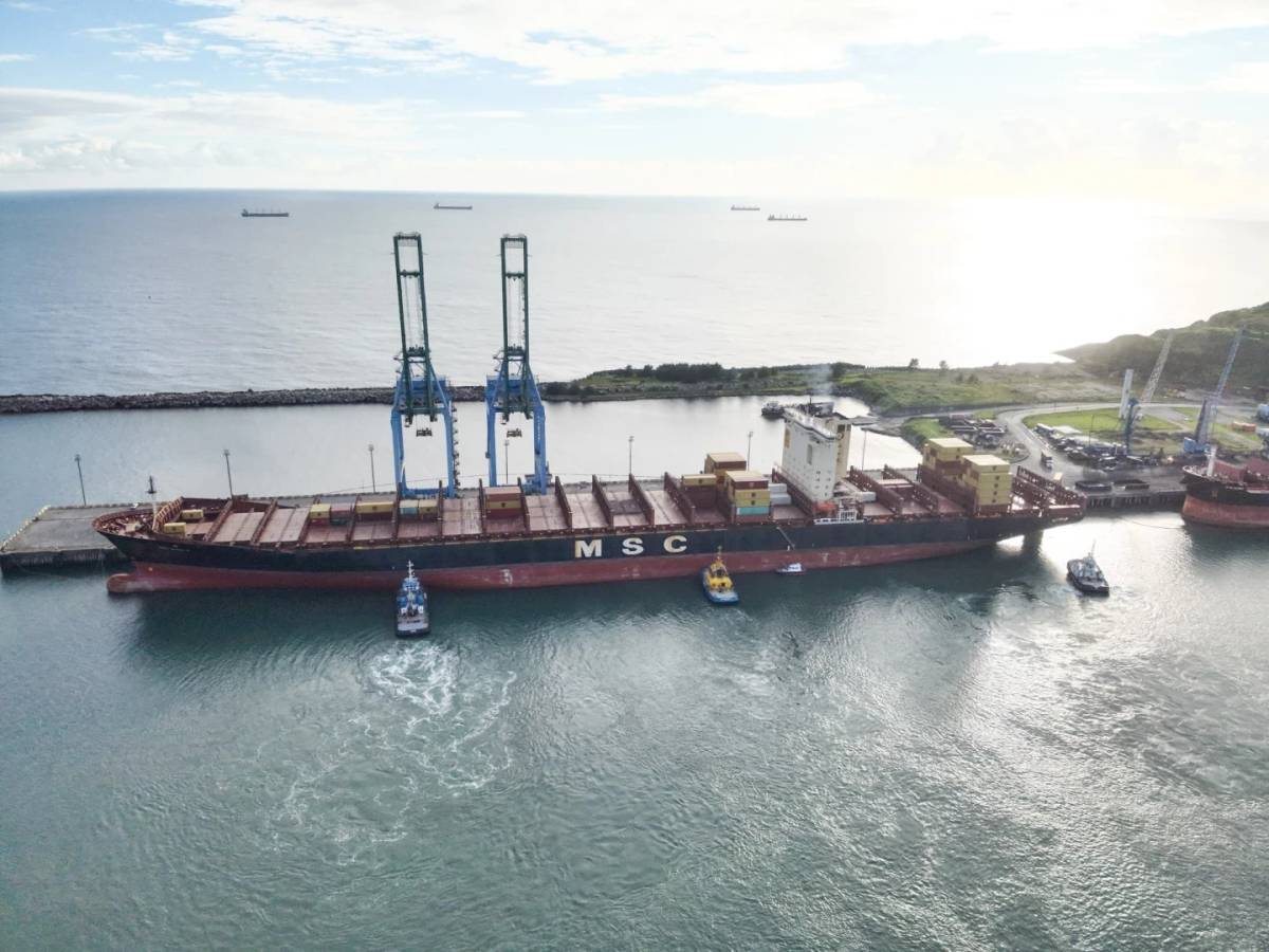 Porto de Imbituba recebe maior navio de sua história — foto 1