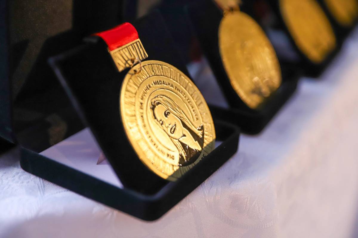 Medalha Thati Teixeira é entregue para mulheres que participaram ativamente da política em Criciúma — foto 1