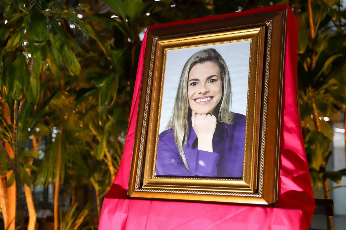 Medalha Thati Teixeira é entregue para mulheres que participaram ativamente da política em Criciúma — foto 2
