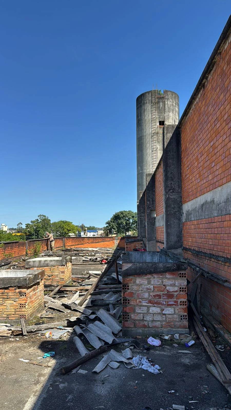 Criciúma: pessoas em situação de rua montam sete 'apartamentos' em construção sem manutenção — foto 3