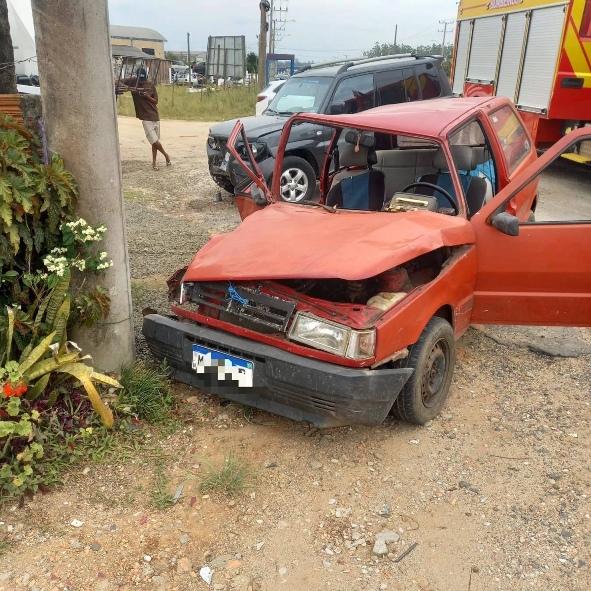 Acidente entre dois carros deixa mulher presa às ferragens em Içara — foto 1