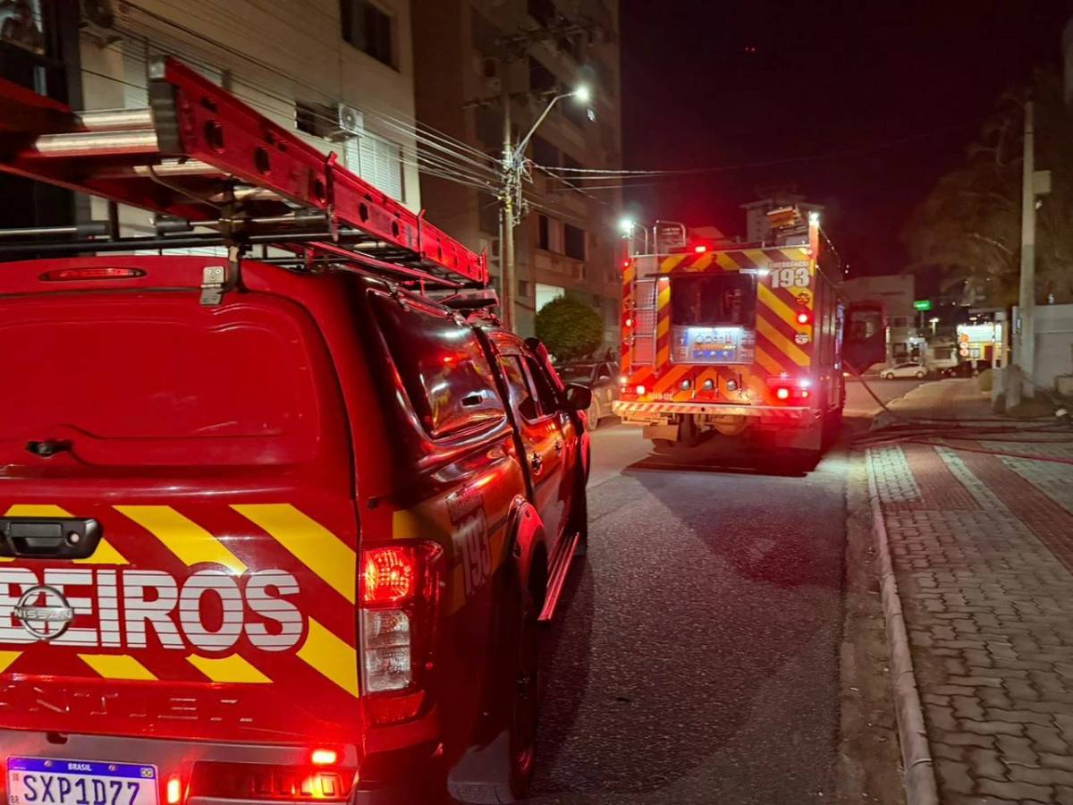 Incêndio em hamburgueria mobiliza bombeiros no Centro de Criciúma — foto 2