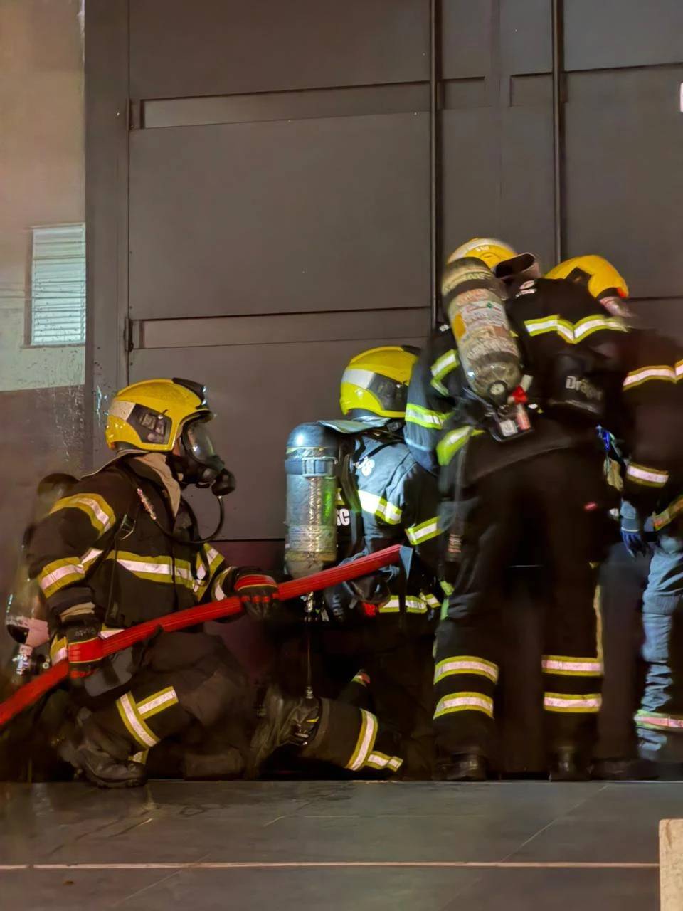 Incêndio em hamburgueria mobiliza bombeiros no Centro de Criciúma — foto 4