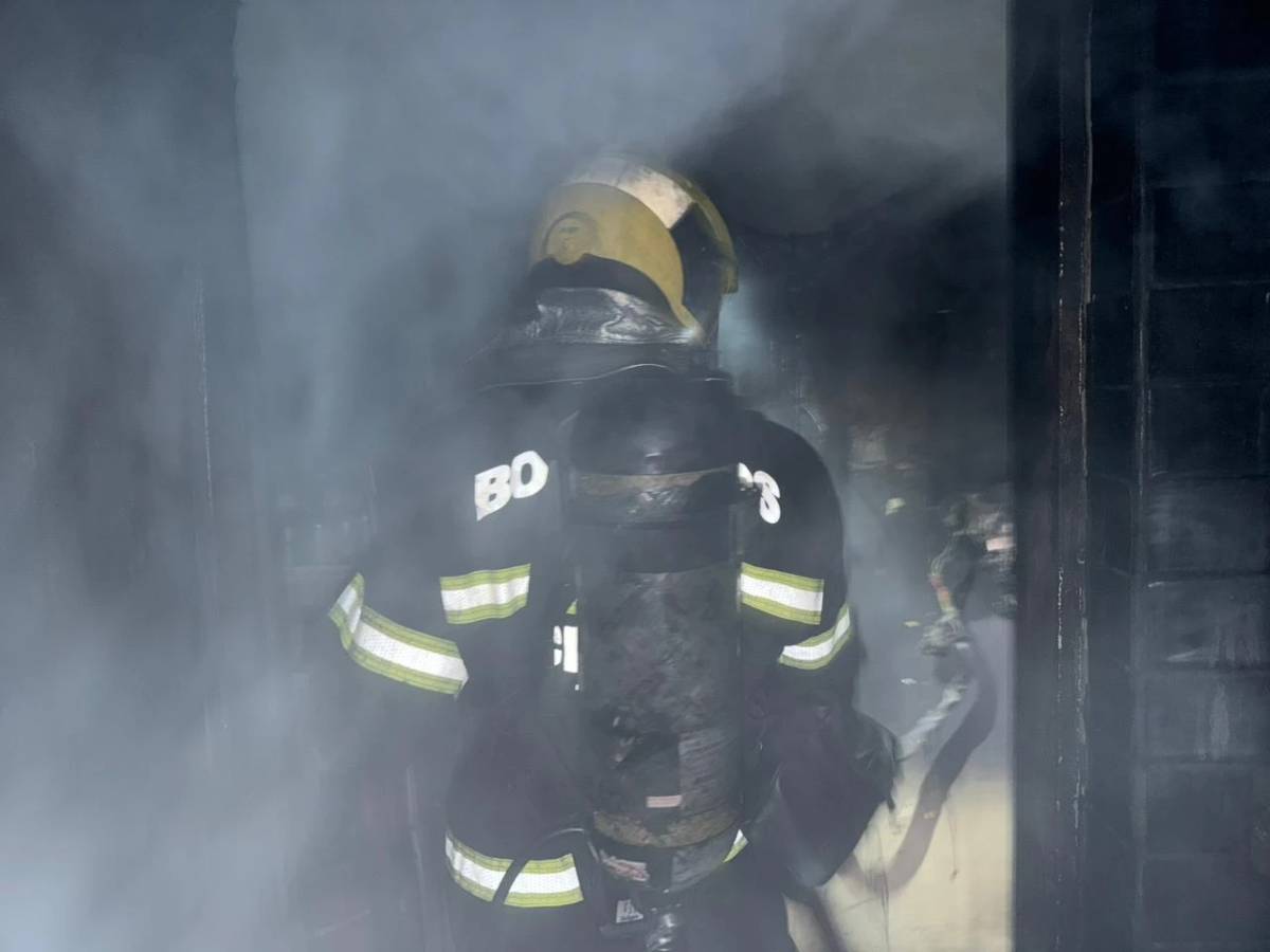 Incêndio em hamburgueria mobiliza bombeiros no Centro de Criciúma — foto 1