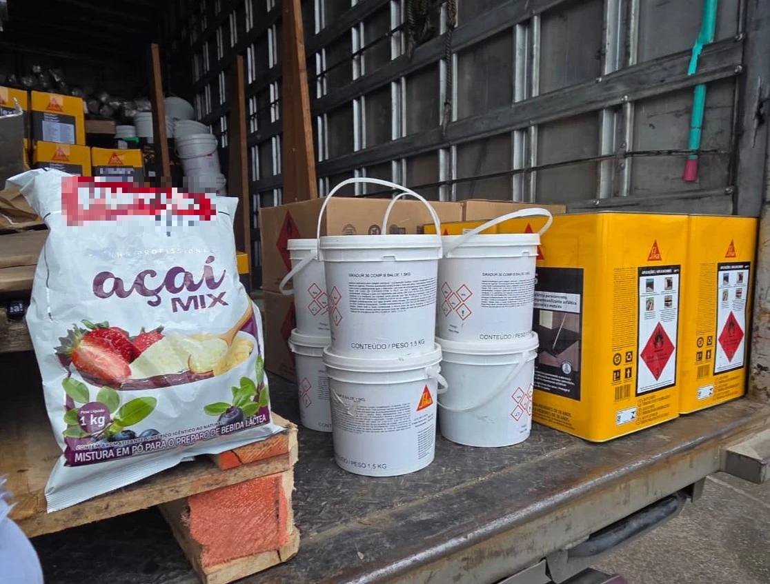 Caminhão é flagrado transportando alimentos com produtos químicos na BR-101 — foto 2
