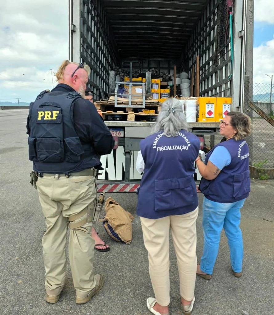 Caminhão é flagrado transportando alimentos com produtos químicos na BR-101 — foto 5