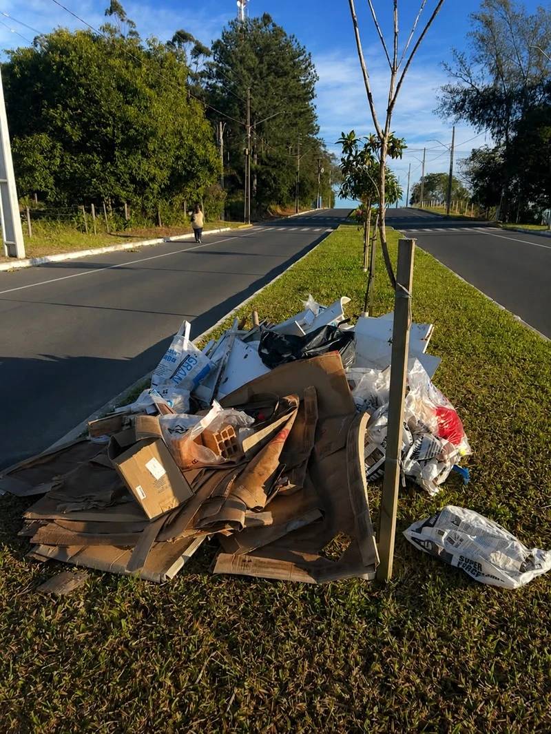 Morador recebe multa de R$ 7,5 mil por descartar lixo em avenida de Araranguá — foto 1