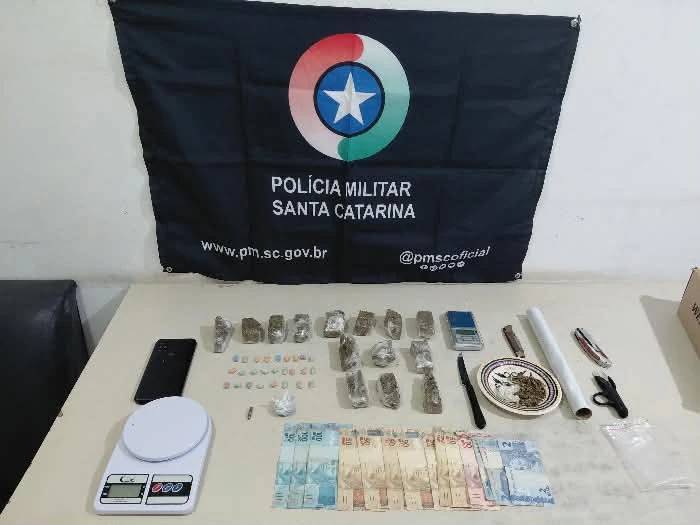 Com ajuda de cão farejador, PM apreende maconha e ecstasy durante patrulhamento — foto 1