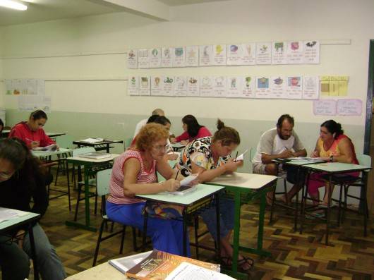 Adultos do bairro Santa Cruz retomam aulas — foto 1