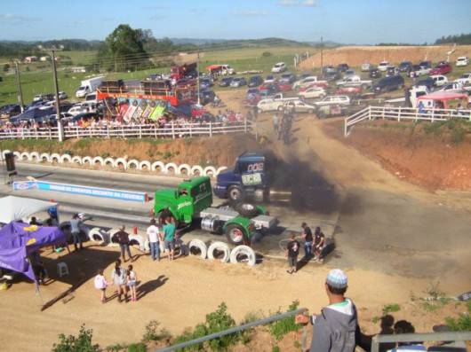 Amantes da velocidade reunidos no 1º Racha no Recanto da Figueira — foto 2
