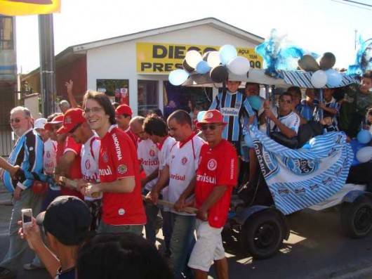 Carroçada volta a reunir gremistas e colorados no Arroio — foto 1