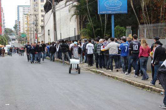 Torcida corinthiana chega ao entorno do Heriberto Hülse — foto 2