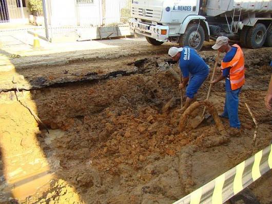 Rompimento deixa centro sem água — foto 1
