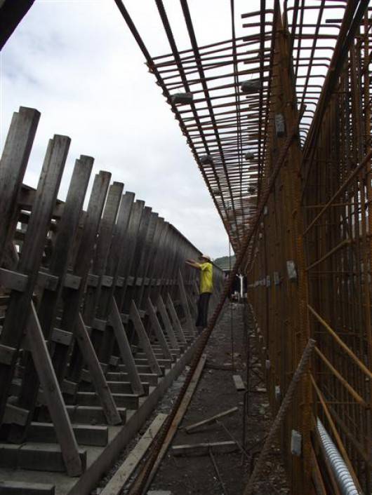 Empreiteira produz vigas para as obras de duplicação — foto 1