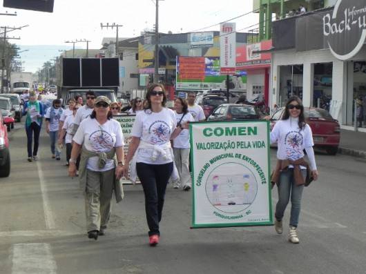 Em torno de 300 pessoas participam da 4ª Caminhada e Valorização pela Vida, em Forquilhinha — foto 2
