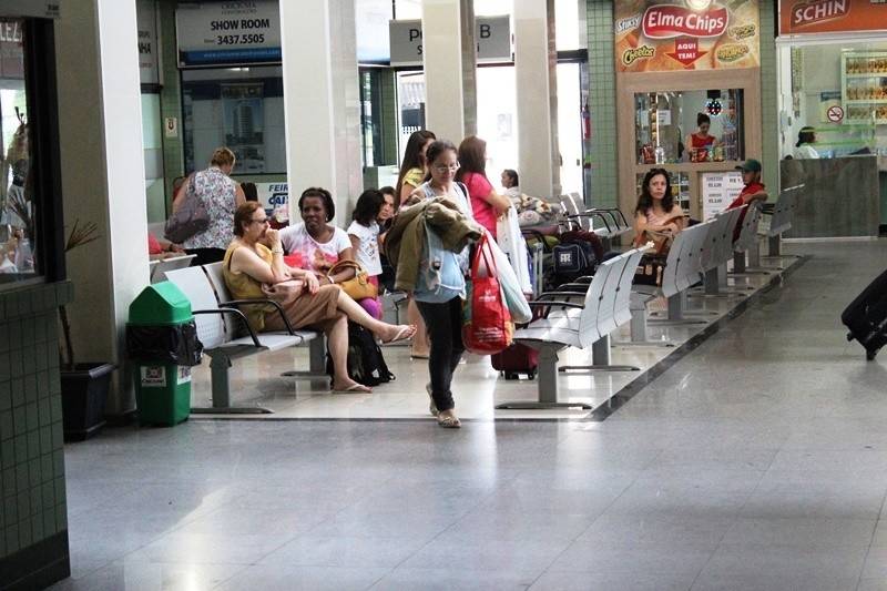 Viajantes lotam ônibus na rodoviária de Criciúma — foto 1