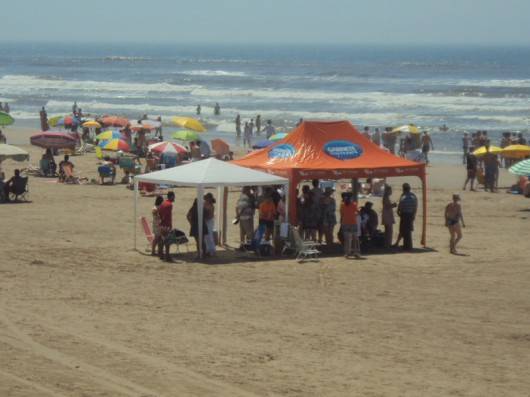 Gabinete itinerante da vereadora Tati Teixeira vai à praia — foto 1