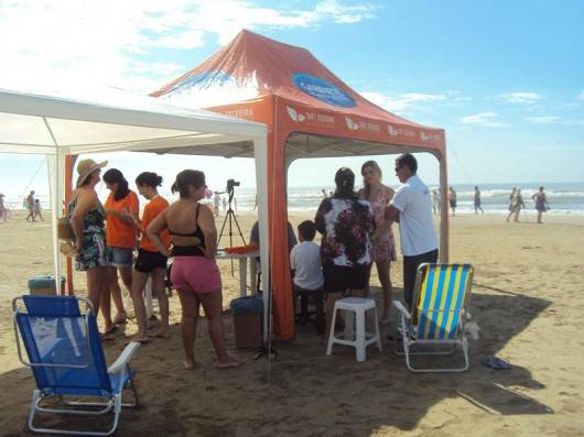 Gabinete itinerante da vereadora Tati Teixeira vai à praia — foto 3
