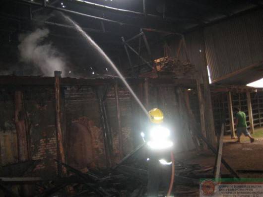 Fogo destrói 40 metros quadrados de cerâmica em Içara — foto 1