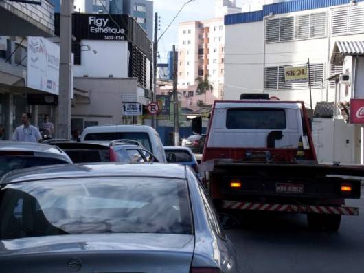 Motorista colide seu veículo em três carros estacionados — foto 13