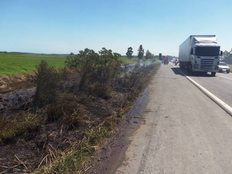 Caminhão, ônibus e cinco veículos se envolvem em acidente na BR-101 — foto 2
