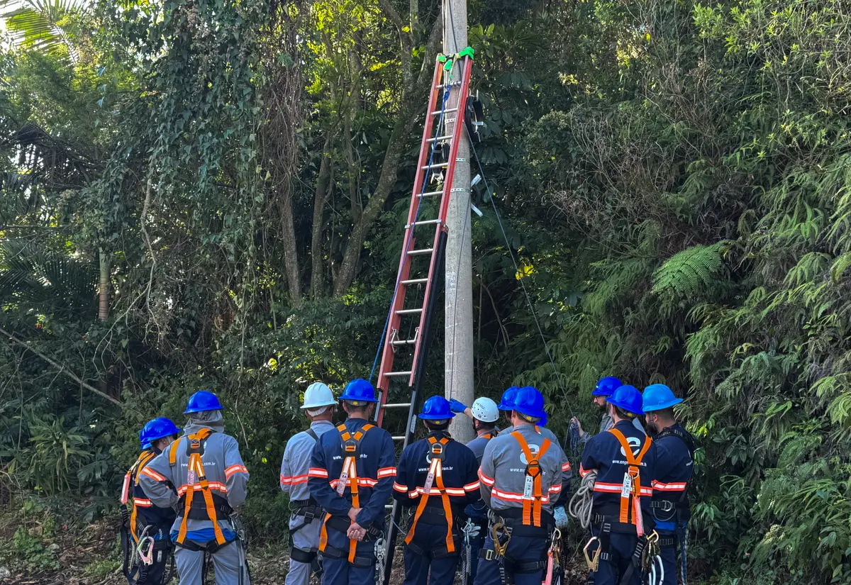 Equipes de manutenção e instalação de rede